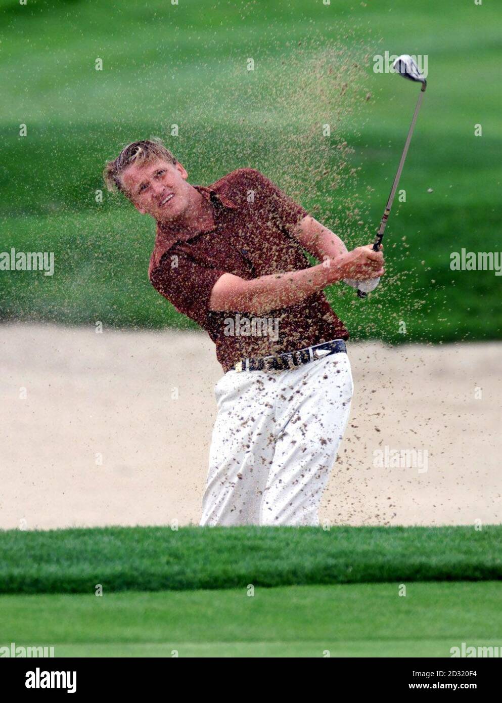 Der schwedische Jarmo Sandelin spielt am 18. Aus einem Bunker für einen Birdie Putt während der Smurfit European Open Golf Championship im K. Club Co. Kildare, Irland . Stockfoto