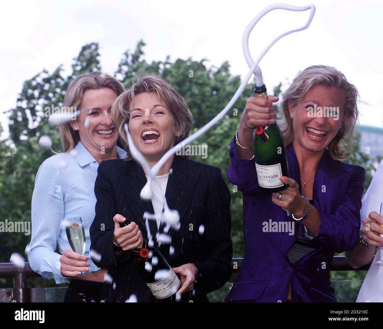 Die besten Fernsehstars (von L) Gabby Yorath, Mary Nightingale und Tracy Shaw feiern den Start von ITV Digital in London am 11. Juli 2001. Der Service gehört gemeinsam Carlton und Granada und war früher als ONdigital bekannt, als er im November 1998 mit 30 Kanälen auf Sendung ging. Es war die weltweit erste kommerzielle digitale terrestrische Plattform, die digitales Fernsehen über eine Antenne lieferte, ohne dass eine Schüssel oder ein Kabel benötigt wurde. Stockfoto