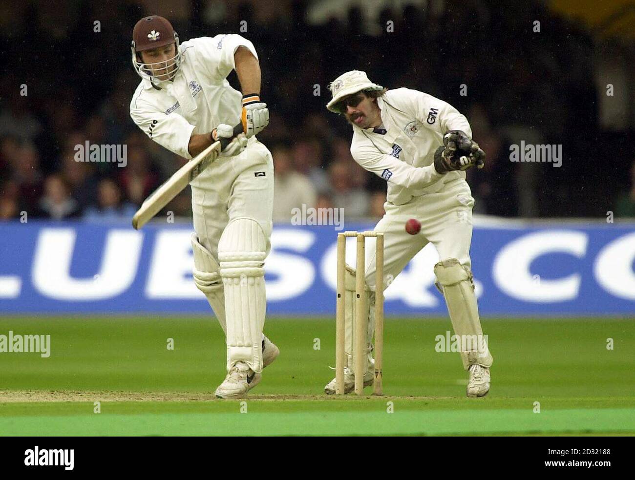 Surreys Mark Ramprakash (links) spielt die Beinseite nach unten, während Gloucestershires WicketkeeperJack Russell während des B & H Cup Finales in Lords, London, zuschaut. Stockfoto