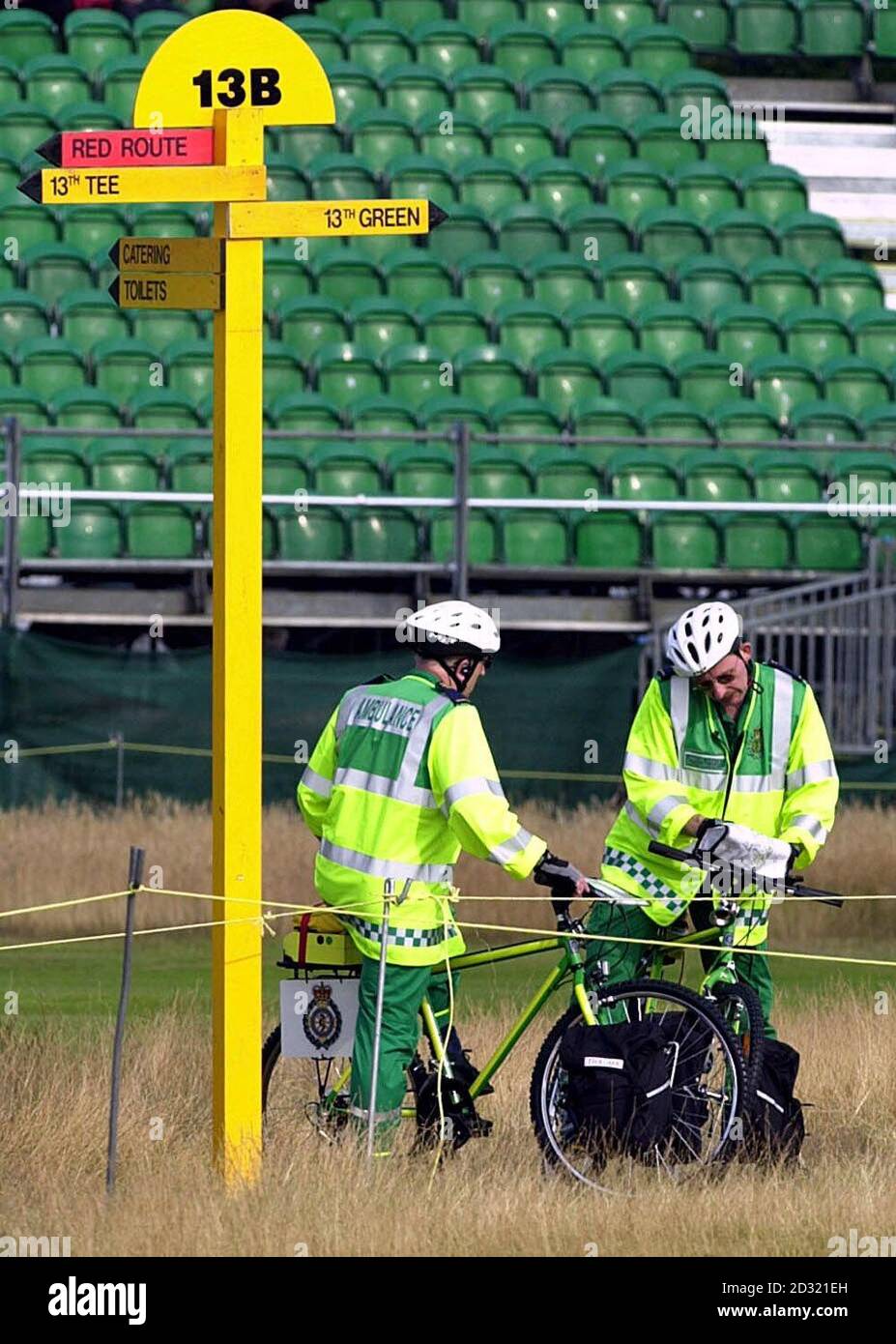 Rettungskräfte sind gut auf ihre Fahrräder vorbereitet, während der 130. Open Championship im Royal Lytham und St Annes Golf Club. Stockfoto