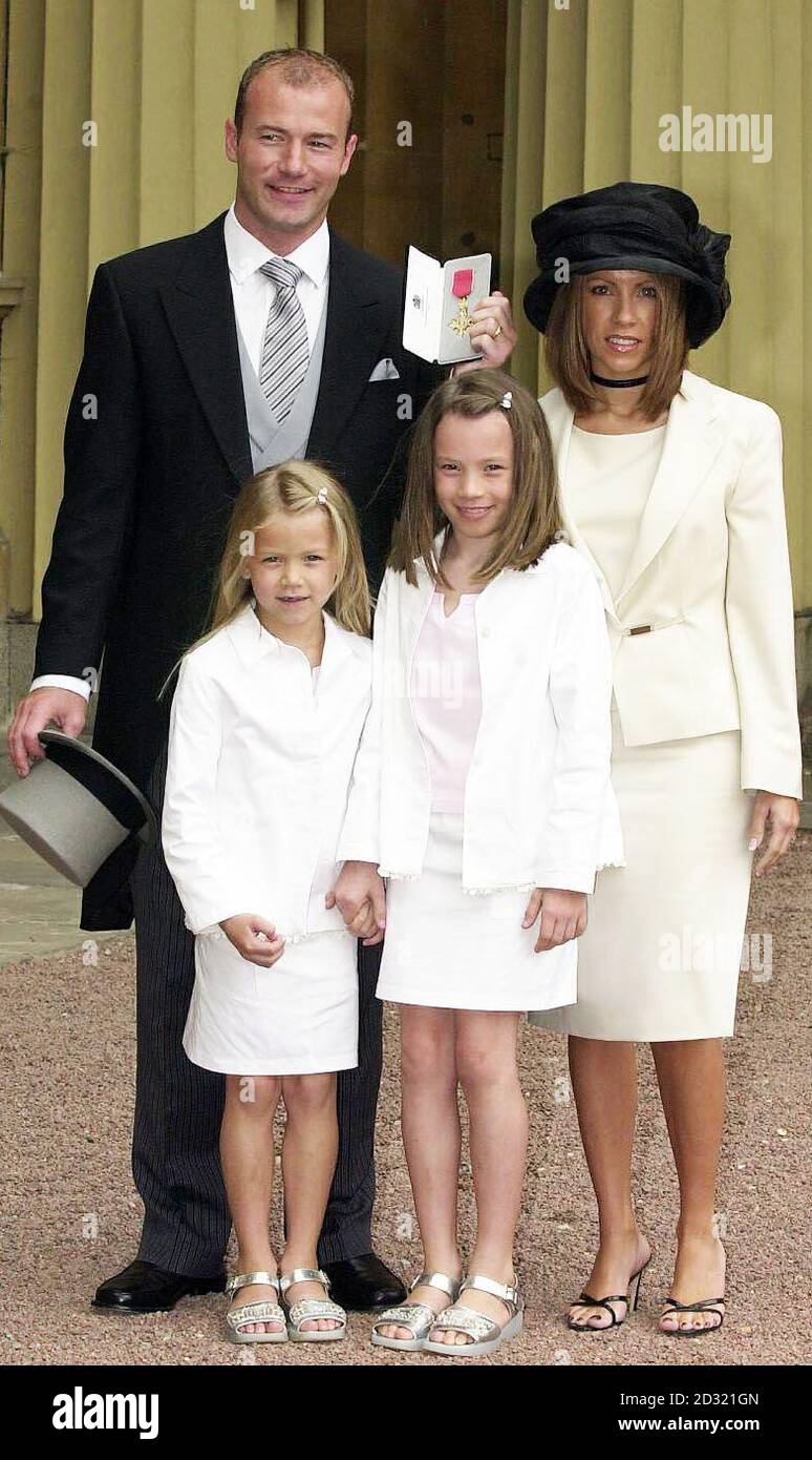 Der ehemalige englische Fußballkapitän Alan Shearer mit seinen Töchtern Holly, 6 (L) und Chloe 8, nachdem er seine OBE von der Queen im Buckingham Palace, London, erhalten hatte. * der Stürmer, der 30 Tore für England erzielte, kostete einen Weltrekord, 15 Millionen im Jahr 1996, als er von Newcastle United von 1994-95 Premiership-Champions Blackburn Rovers unterzeichnet wurde. Stockfoto