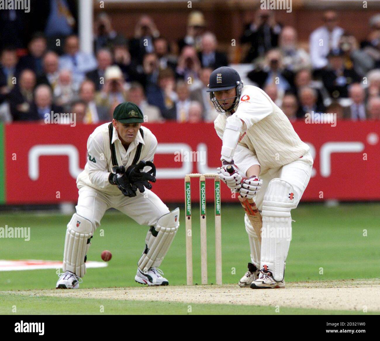 Der englische Michael Atherton (R) spielt beim zweiten npower Cricket Test in Lords, London, einen Abwehrschuss gegen die australische Shane Warne mit dem australischen Wicketkeeper Adam Gilchrist. Stockfoto