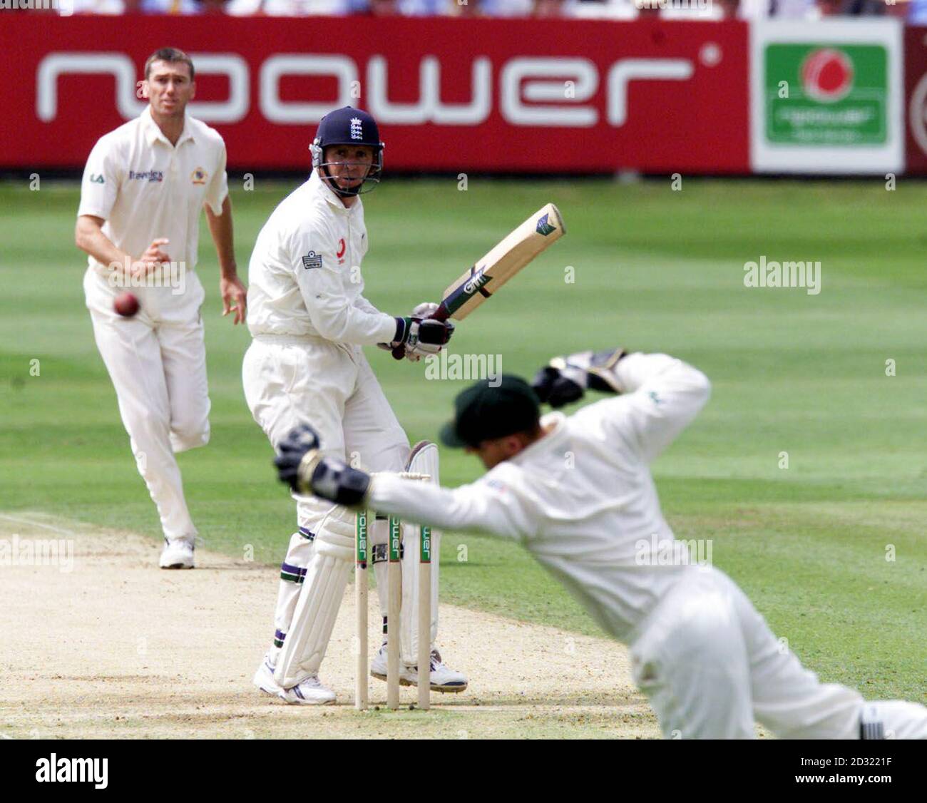England Dominic Cork Haken über seine Schulter für vier von Australiens Glenn McGrath Bowling und vorbei Wicketkeeper Adam Gilchrist während der zweiten npower Cricket Test zwischen England und Australien in Lords, London. Stockfoto
