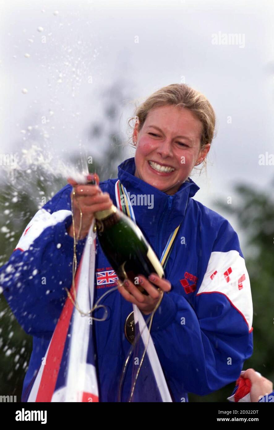 Olympia-Goldmedaillengewinnerin Stephanie Cook gewinnt die goldene Einzel- und Mannschaftsmedaille bei den Modern Pentathlon World Championships 2001 an der Millfield School in Somerset. Cook hat beschlossen, dass es ihr letztes Ereignis sein wird, bevor sie sich auf ihre medizinische Karriere konzentriert. Stockfoto