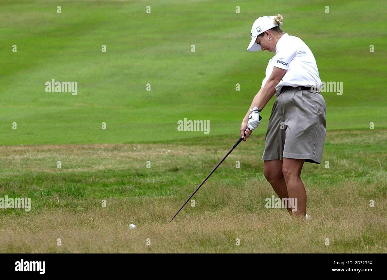 Die Australierin Karrie Webb schlägt am ersten Tag der Women's Weetabix British Open in Sunningdale, Berkshire, aus dem Rough auf dem 14. Loch. Stockfoto