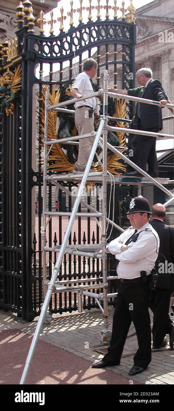 Ingenieure untersuchen Schäden an den Toren des Buckingham Palace - der offiziellen Londoner Residenz der britischen Königin Elizabeth II. -, die durch einen Lastwagen verursacht wurden, der sich in sie zurückkehrte, als er nach dem Sammeln von Festzelten, die für die Sommergartenpartys verwendet wurden, abging. * früher, auf dem Weg nach innen, traf der Sattelschlepper ein steineres Tor am Eingang des Queen's Garden und verursachte strukturelle Schäden. Stockfoto