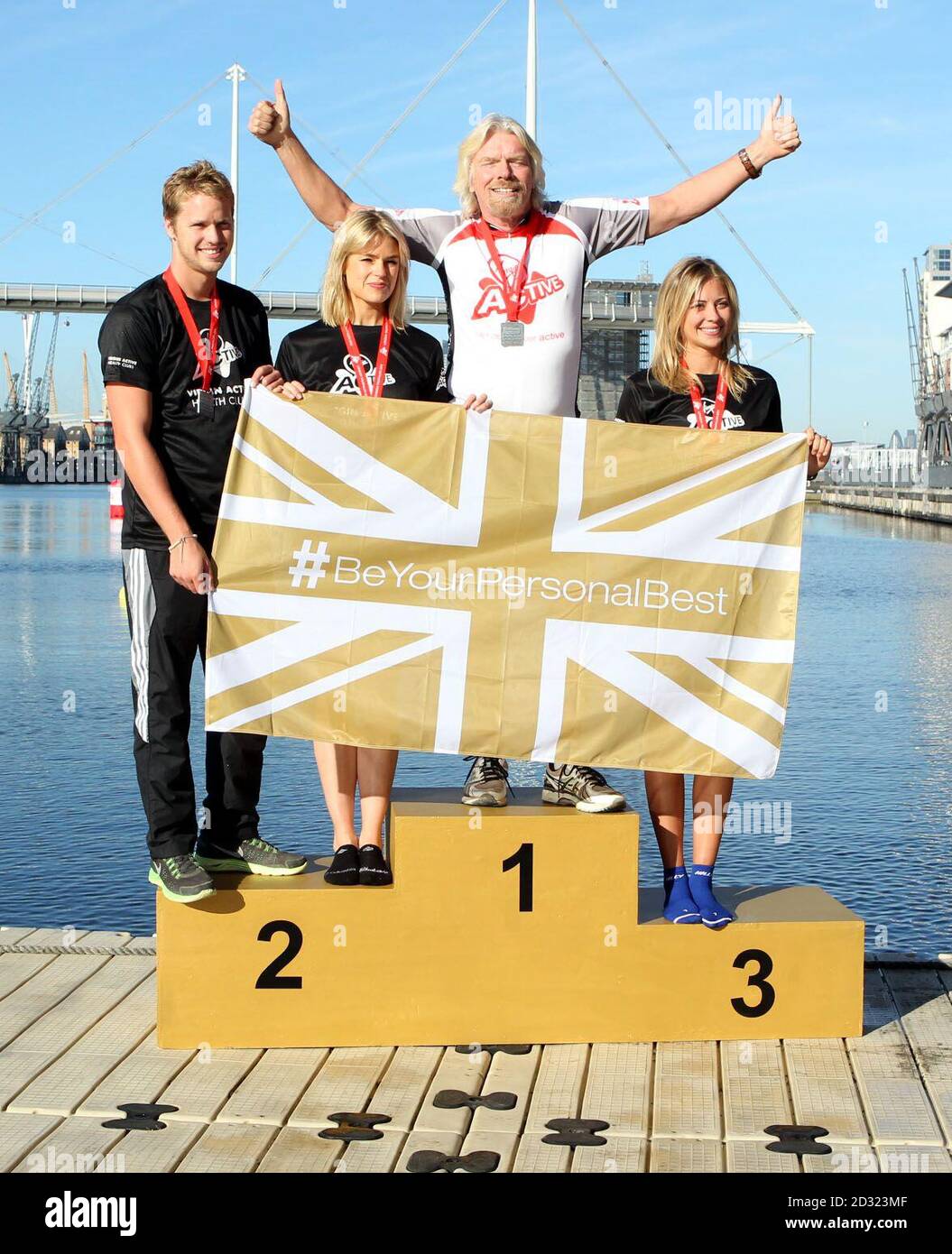 Sir Richard Branson (Mitte) mit seinem Sohn Sam, Isabella Calthorpe (2. Links) und seiner Tochter Holly beim Virgin Active London Triathlon im Excel Conference Center, London. Stockfoto