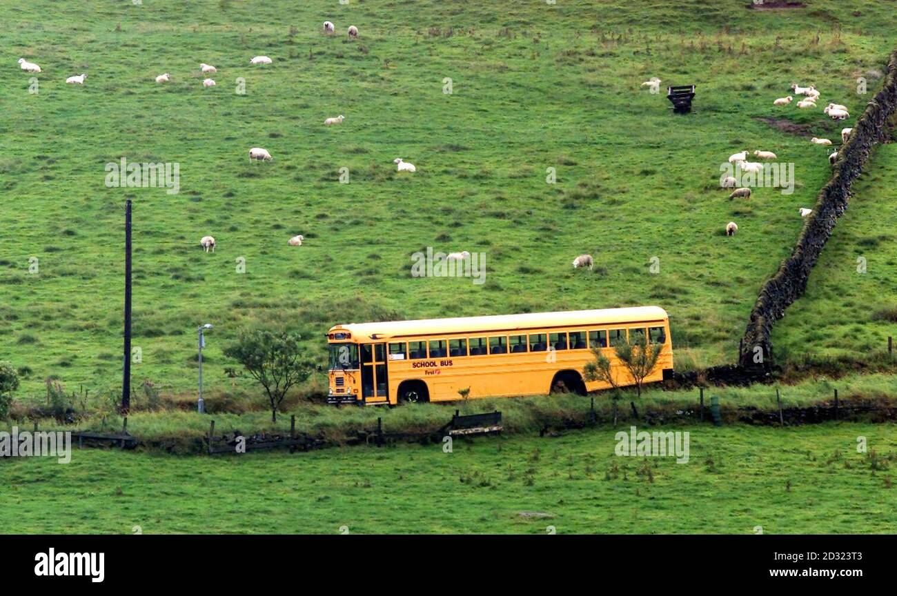 Der erste Schulbus im amerikanischen Stil, der in England eingesetzt wird, fährt zur Colden Junior School in der Nähe der Hebden Bridge, West Yorkshire. FirstGroup, der größte britische Betreiber von gelben Schulbussen in den Vereinigten Staaten, plant die Einführung des Dienstes in ganz Großbritannien. * wenn Piloten erfolgreich sind, die Schulzeit reduzieren und die Sicherheit der Kinder verbessern. Stockfoto