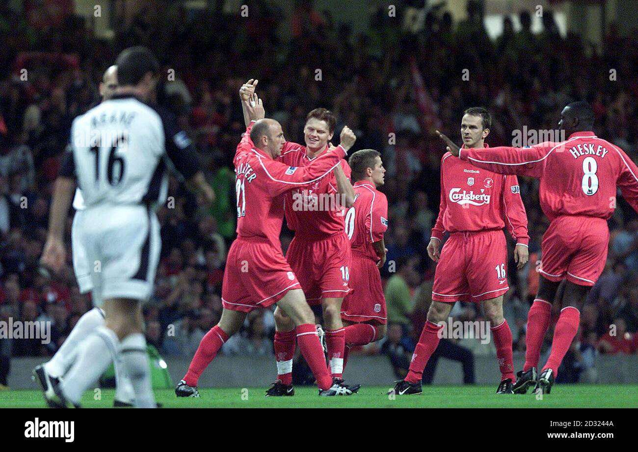 DIESES BILD KANN NUR IM RAHMEN EINER REDAKTIONELLEN FUNKTION VERWENDET WERDEN. KEINE WEBSITE-/INTERNETNUTZUNG, ES SEI DENN, DIE WEBSITE IST BEI DER FOOTBALL ASSOCIATION PREMIER LEAGUE REGISTRIERT. Liverpools Gary McAllister feiert, nachdem er während des One2One FA Charity Shield Finales im Millennium Stadium in Cardiff eine Strafe erzielt hat. Cslmu Stockfoto