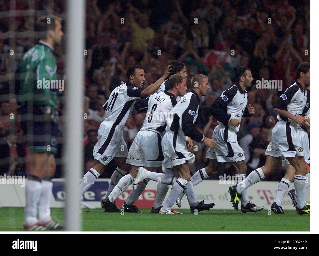 Manchester United feiert das Tor von Ruud Van Nistelrooy gegen Liverpool während des One2One FA Charity Shield Finales im Millennium Stadium in Cardiff. Cslmu Stockfoto