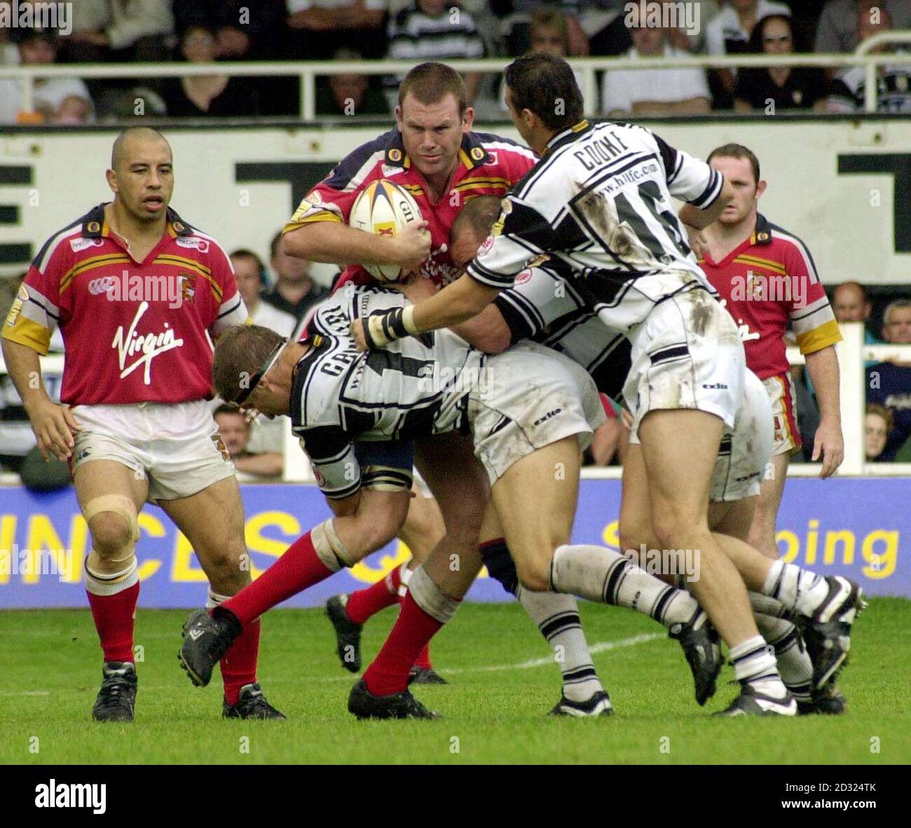 Der Londoner Justin Dooley (Mitte) wird von Tony Grimaldi, Paul Cooke und Paul King des Hull FC während des bitteren Super-League-Spiels von Tetley auf dem Boulevard Ground, Hull, angegangen. Stockfoto