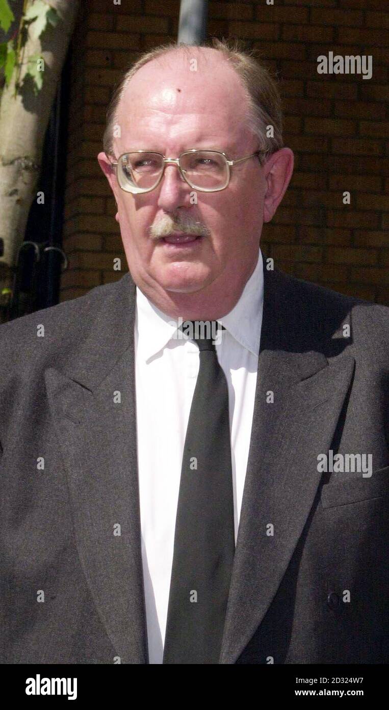 GMB-Generalsekretär John Edmonds verlässt die Our Lady of Grace und die St. Edward Church in Chiswick, West London, nachdem er sich Hunderten von Vertretern der Gewerkschaft und der Arbeiterbewegung angeschlossen hatte, um dem altgedienten Gewerkschaftsführer Jimmy knapp Tribut zu zollen. *... Bei der Requiem-Messe im Westen Londons hörten sie, wie TUC-Generalsekretär John Monks Herrn knapp als „einen großen natürlichen Herrn“ beschrieb. Herr knapp, 60, starb letzte Woche nach einem einjährigen Kampf gegen Krebs. Siehe PA Geschichte BEERDIGUNG knapp. PA Foto: Fiona Hanson Stockfoto