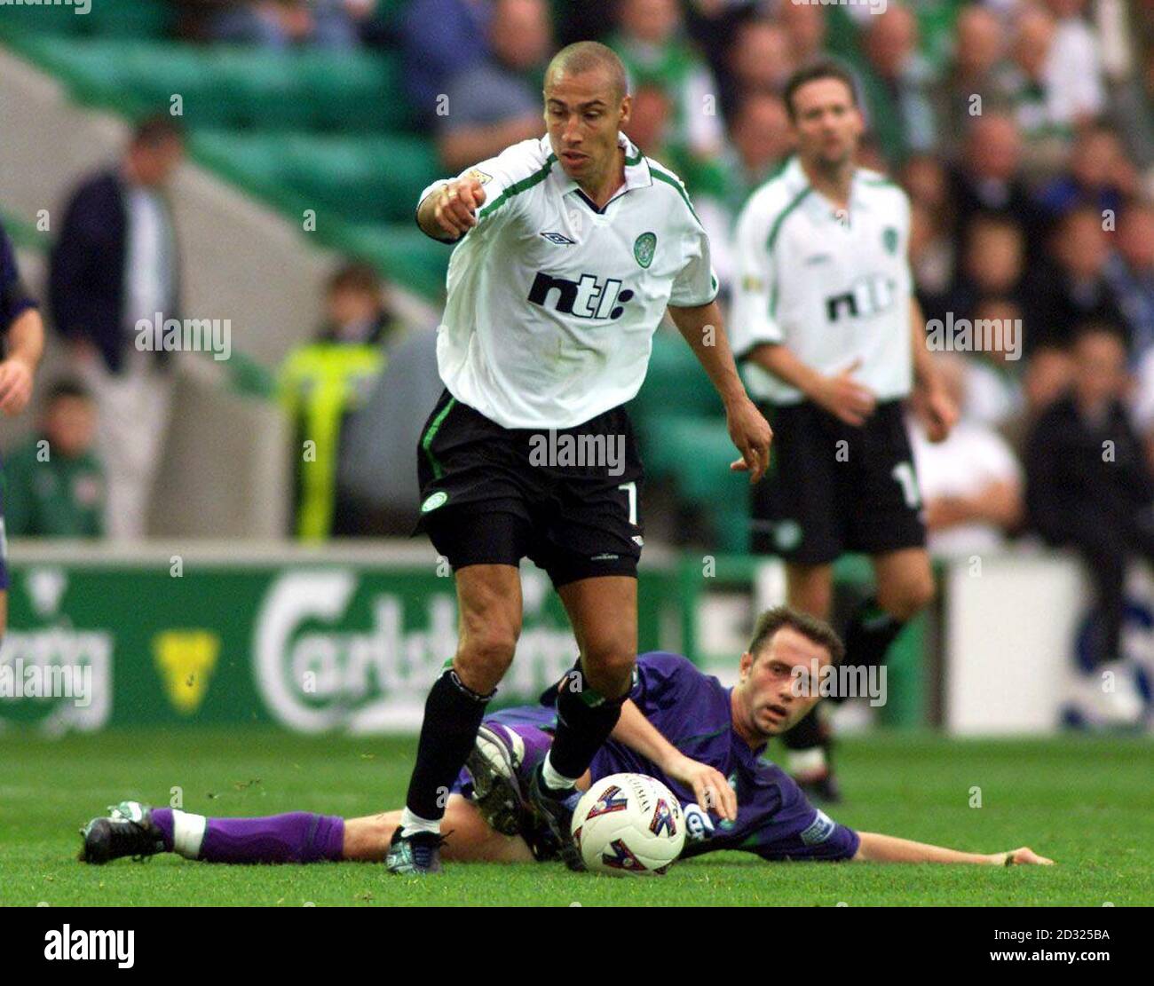 Alen Orman von Hibernian spielt im Easter Road Stadium in Edinburgh gegen Henrik Larsson von Celtic (Mitte) während des Spiels der Bank of Scotland Scottish Premier League. Stockfoto