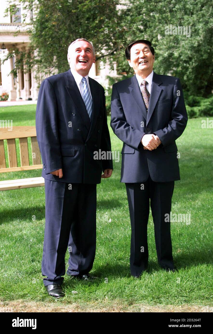 Der irische Premierminister Bertie Ahern (L) und Zhu Rongji, der Premierminister der Volksrepublik China, machen während seines viertägigen offiziellen Besuchs in der Republik Irland einen Spaziergang auf dem Gelände von Farmleigh, Dublin, um den Handel zwischen den beiden Nationen zu stärken. Stockfoto