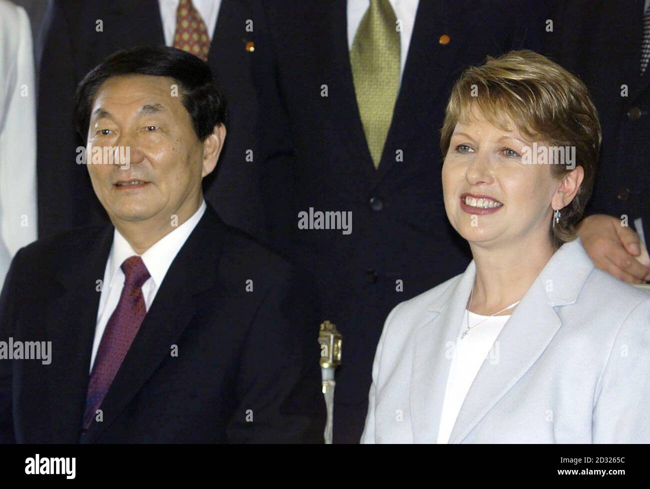 Zhu Rongji, der Premierminister der Volksrepublik China, mit der irischen Präsidentin Mary McAleese während seines Besuchs im Präsidentenpalast in Dublin, während seines viertägigen offiziellen Besuchs in der Republik Irland, um den Handel zwischen den beiden Nationen zu stärken. Stockfoto