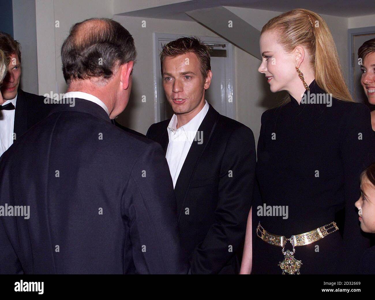 Schauspieler Ewan McGregor und Nicole Kidman mit Prinz Charles (links) bei der Premiere von Moulin Rouge. Stockfoto