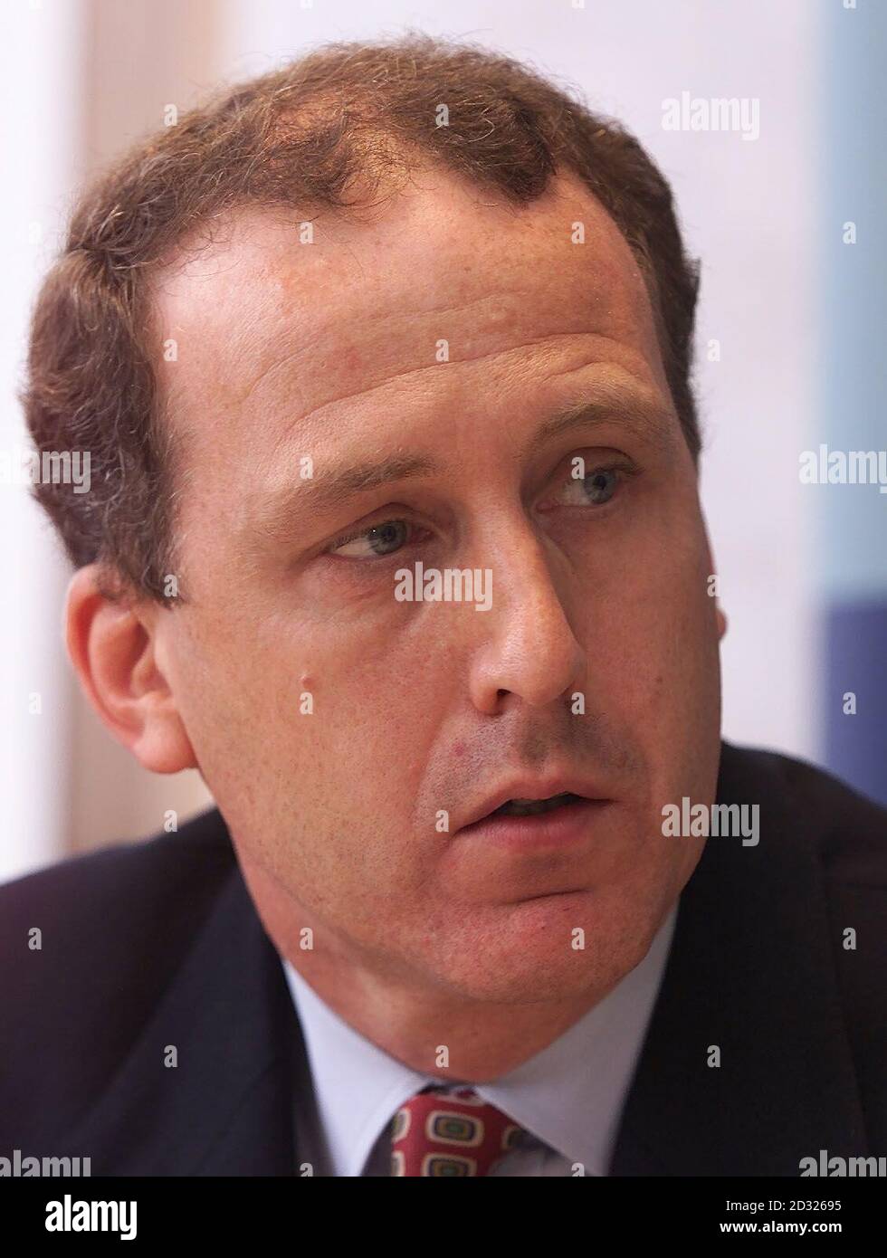 Detektivinspektor Bob Ashton, der die Ermittlungen zum Tod von Paul Mennie leitet, der bei einem Unfall nur wenige Meter von seinem Haus entfernt niedergeschlagen und getötet wurde, bei einer Pressekonferenz auf der Polizeistation Rochdale. * Linda Mennie, die Mutter der 11-Jährigen, kämpfte Tränen zurück, als sie um Informationen über den Tod ihres Sohnes bat. Sie sagte: "Ich kann verstehen, dass der Verantwortliche Angst hat, aber ich möchte, dass er weiß, was wir durchmachen, und je früher wir das hinter uns lassen, desto schneller können wir weitermachen." Stockfoto