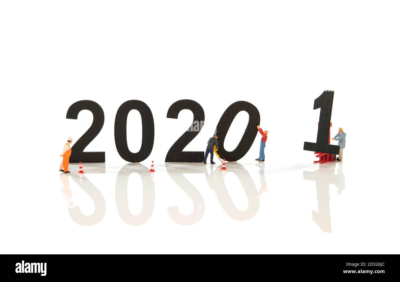 Kleine Leute arbeiten an der neuen 2021 und entfernen die 2020 Buchstaben Stockfoto
