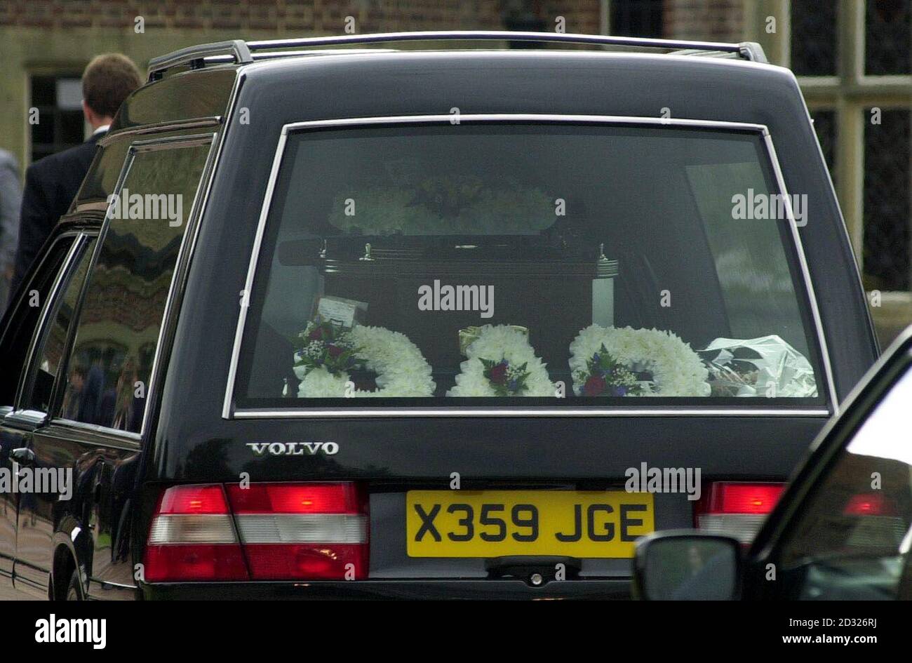 Ein Leichenwagen mit dem Sarg von PC Karl Bluestone kommt am Medway Crematorium in der Nähe von Chatham an. Über 100 Trauernde nahmen an der Beerdigung von PC Bluestone Teil, der drei Mitglieder seiner Familie mit einem Klauenhammer in ihrem Heim in Gravesend tötete. * ..... bevor er sich selbst aufhängt. Stockfoto