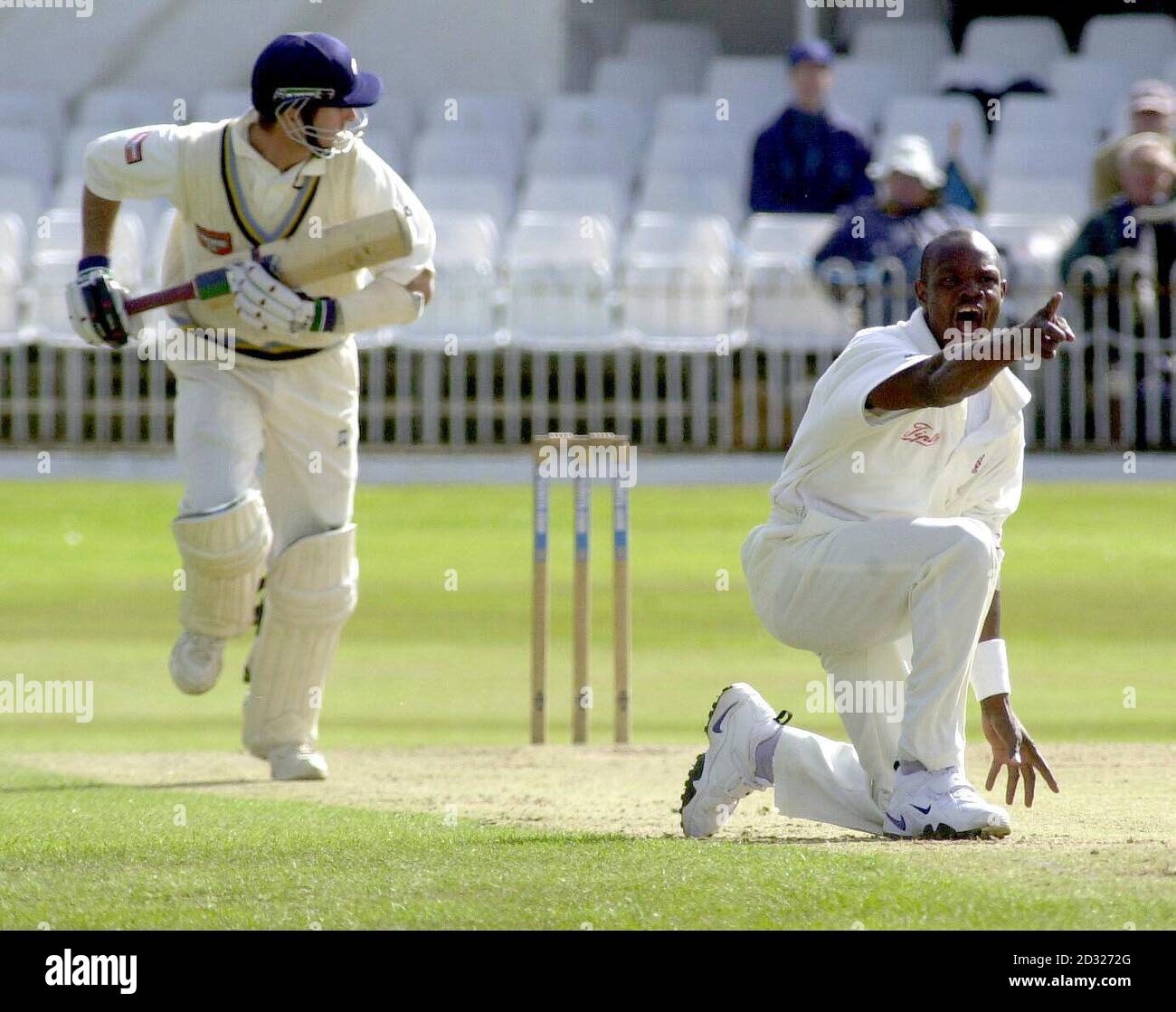 Yorkshire-Schläger Michael Vaughan überlebt einen Appell für lbw von Essex's Joseph Grant während des Cricinfo County Championship-Spiels im Scarborough Cricket Club. Stockfoto