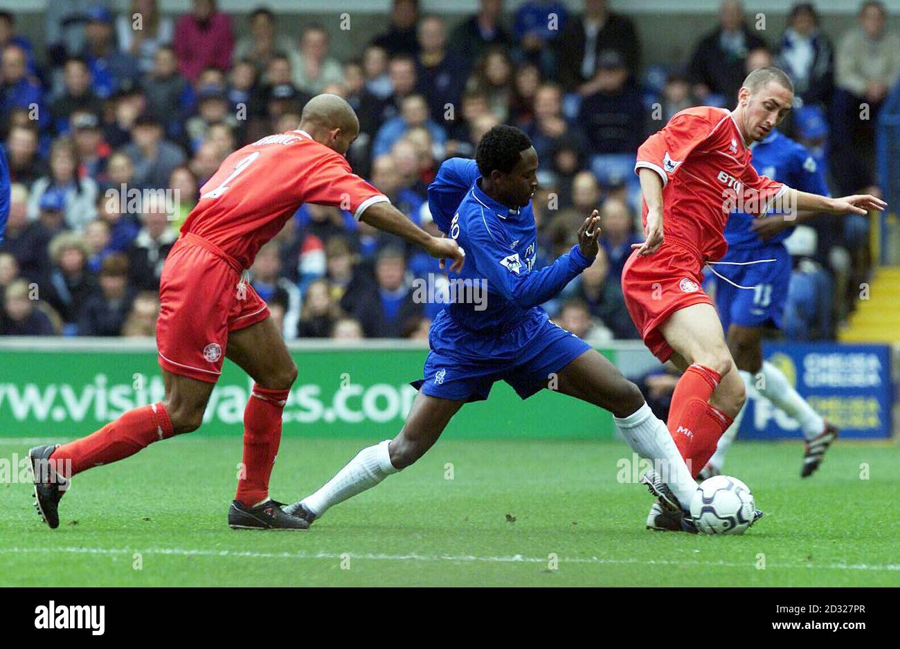 Chelsea's Celestine Babayaro durchbricht Middlesbroughs Curtis Fleming und Jonathan Greening während des FA Barclaycard Premiership Spiels in Stamford Bridge, London. DIESES BILD KANN NUR IM RAHMEN EINER REDAKTIONELLEN FUNKTION VERWENDET WERDEN. KEINE WEBSITE/INTERNET-NUTZUNG VON PREMIERSHIP-MATERIAL, ES SEI DENN, DIE WEBSITE IST BEI FOOTBALL ASSOCIATION PREMIER LEAGUE REGISTRIERT Stockfoto