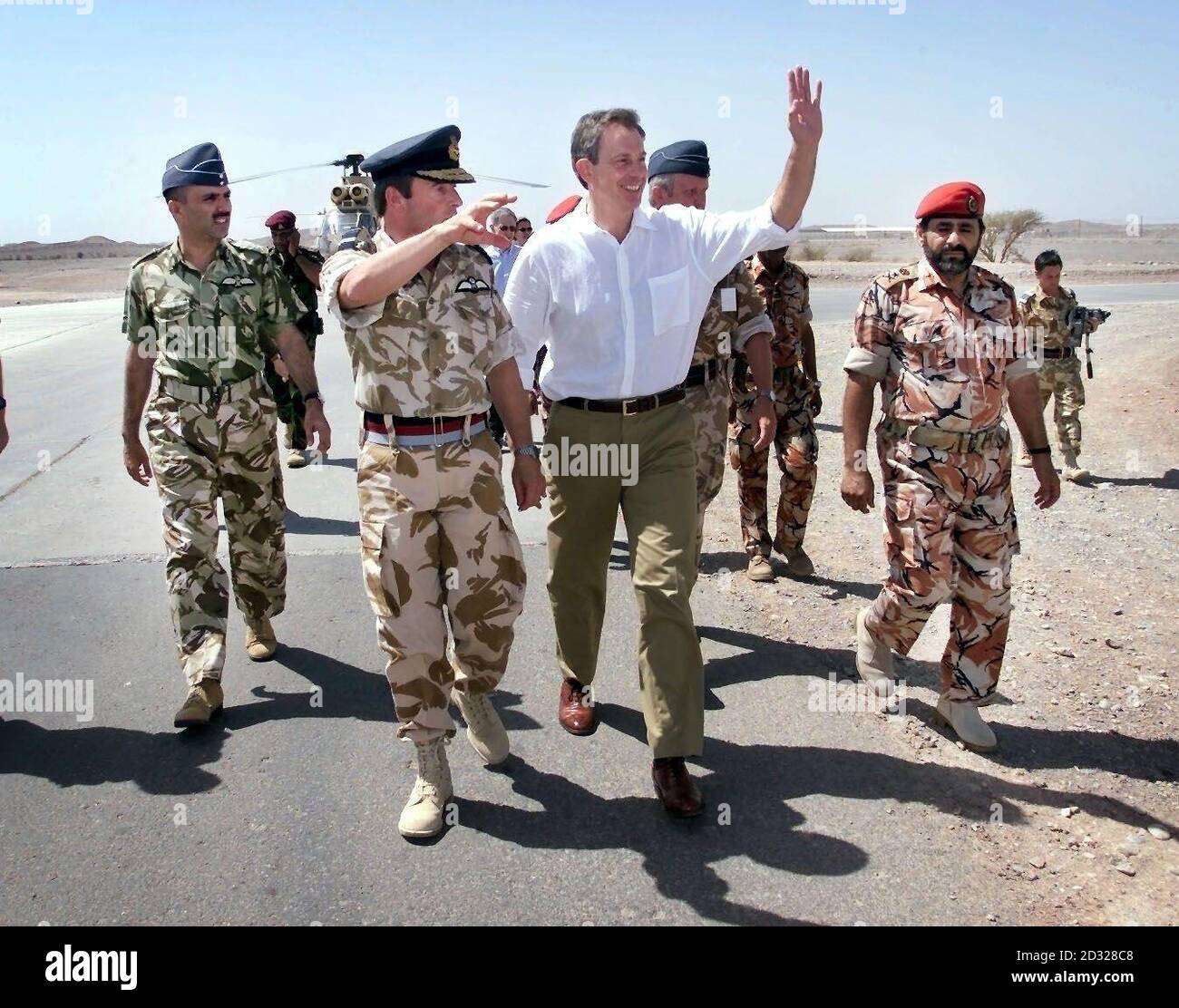 Operation Swift Sword 2 - Oman. Der britische Premierminister Tony Blair (rechts) mit Air Vice Marshall & Commander British Forces Oman, Glenn Torpy, während eines Besuchs mit britischen und omanischen Streitkräften im Camp Shafa - südlich von Maskat. Stockfoto