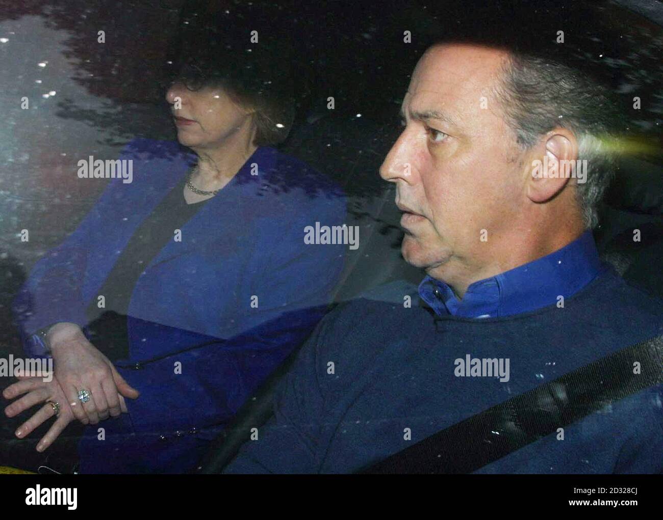 Fernsehunterhalter Michael Barrymore, 49, abgebildet in einem Auto vor seinem Haus in Roydon, Essex. Herr Barrymore wurde wegen Drogendelikten von Detektiven gewarnt, die den Tod eines Mannes untersuchten, dessen Körper in einem Schwimmbad im Haus des Entertainers gefunden wurde. * .... Barrymore wurde auch offiziell gewarnt, weil sie Cannabis besitzt und Räumlichkeiten für das Rauchen von Cannabis erlaubt hatte. Stockfoto