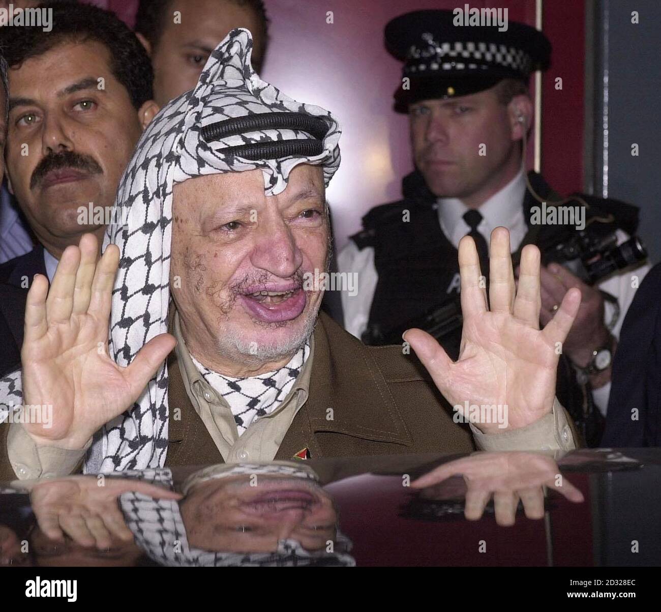 Der palästinensische Führer Yasser Arafat kommt am Londoner Flughafen Heathrow an. Arafat hat sich mit dem Premierminister und dem Außenminister Jack Straw zusammengeschlossen und soll die Auswirkungen der von den Vereinigten Staaten geführten Luftangriffe auf die weitere Region erörtern. *... und wie der Friedensprozess im Nahen Osten vorangetrieben werden kann. Arafat besucht London auf Einladung von Blair, der auch Gespräche mit dem Erzbischof von Canterbury, Dr. George Carey, und dem Führer der Liberaldemokraten, Charles Kennedy, führen sollte, bevor er nach Dublin fliegt, um den irischen Premierminister Bertie Ahern zu besuchen. 09/11/04: Es wurde rep Stockfoto