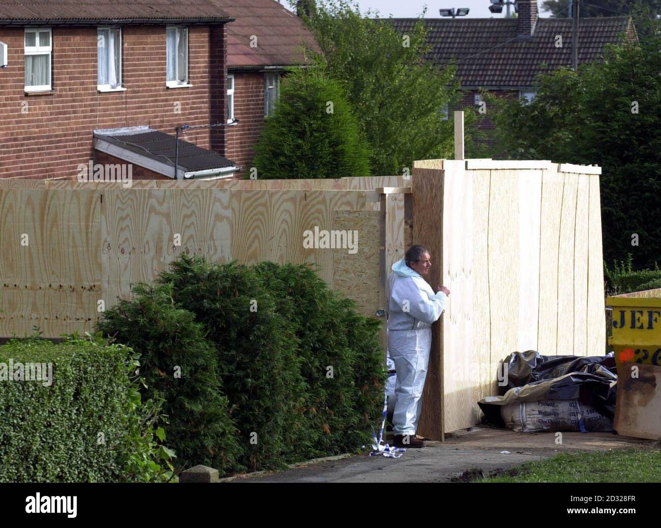 Ein Polizeibeamter, der den Mord an der 16-jährigen Leanne Tiernan in einem vernagelten Haus in Bramley, Leeds, nach der Verhaftung eines 45-jährigen Mannes untersucht. Leanne wurde im November 2000 nach einem Einkaufsbummel von ihrem Haus in der Gegend vermisst. * und ihr Körper wurde im August an einem Schönheitsplatz in Otley, North Yorkshire, entdeckt. Die Polizei sagt, dass der Mann in einer Polizeistation in Leeds verhört wird. 08/07/02 : Polizei im Haus von John Taylor, einem 45-jährigen Paketarbeiter, der sich schuldig am Leeds Crown Court bekannte, die 16-jährige Leanne Tiernan zu ermorden, die während ihres Gehen entführt wurde Stockfoto