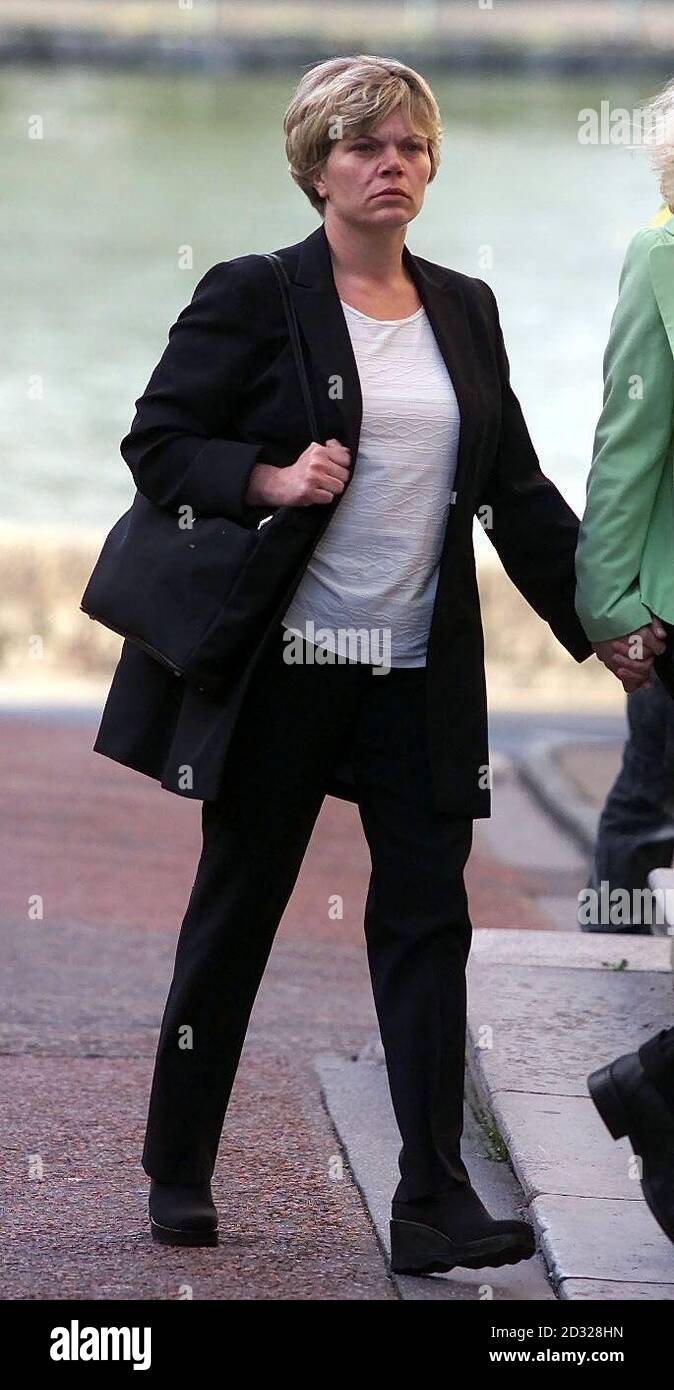 Amanda Edwards, die Mutter von einem von zwei Mädchen, die von einem fahrenden Personenzug getötet wurden, während sie auf einer Eisenbahnbrücke in West Wales spielte, kommt zum Krongericht von Caernarfon zur Verurteilung. Sie und ihr Mann Gareth wurden wegen Totschlags durch grobe Vernachlässigung verurteilt. Stockfoto