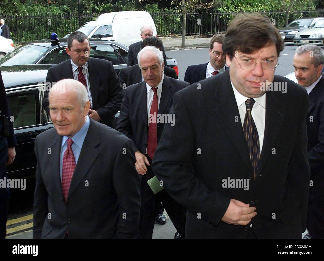 Dr. John Reid Northern Ireland Secretary (links) mit dem irischen Außenminister Brian Cowen (rechts) im Iveagh House, Dublin, zu Gesprächen über die derzeitige Position Nordirlands. * ..... Die Minister versprachen, am Wochenende in regelmäßigen Kontakten zu bleiben, da intensive Spekulationen über eine mögliche frühzeitige IRA-Bewegung in Richtung Waffenstilllegung fortbestehen. Die Waffenfrage stand an der Spitze der Tagesordnung eines Treffens der beiden Männer in Dublin, bei dem die Position des Friedensprozesses in Nordirland nach dem Rücktritt der unionistischen Minister wegen des anhaltenden Waffenkriegs bewertet wurde. Stockfoto