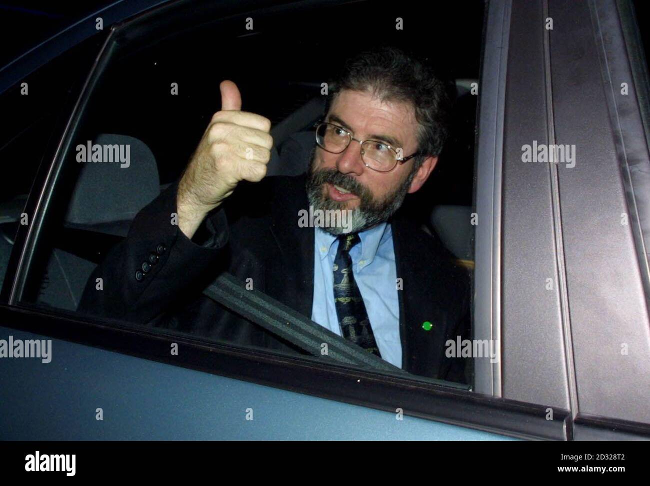 Sinn Fein-Anführer Gerry Adams verlässt Westminster Hall in London. Adams nannte die Ankündigung der IRA zur Waffenstilllegung einen "riesigen, befreienden Sprung nach vorn. Adams sagte, der Umzug sei "beispiellos und bahnbrechend". * und sollte den gesamten Friedensprozess entfesseln". Stockfoto