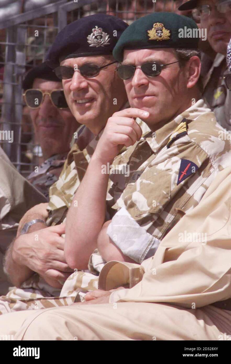 S.H. Prinz Andrew, Herzog von York, zusammen mit Admiral Sir Michael Boyce, Chief of Defense (C) beobachten die Royal Marines von 40 Commando den Strand während einer amphibischen Demonstration in Oman. *...zweihundert Mann aus 40 Commando, Teil der 3 Commando Brigade, wurden sofort für den Einsatz in Afghanistan in Bereitschaft gesetzt und werden an Bord der HMS Fearless im Golf bleiben, wenn andere Truppen aus dem Training in Oman zurückkehren. Stockfoto