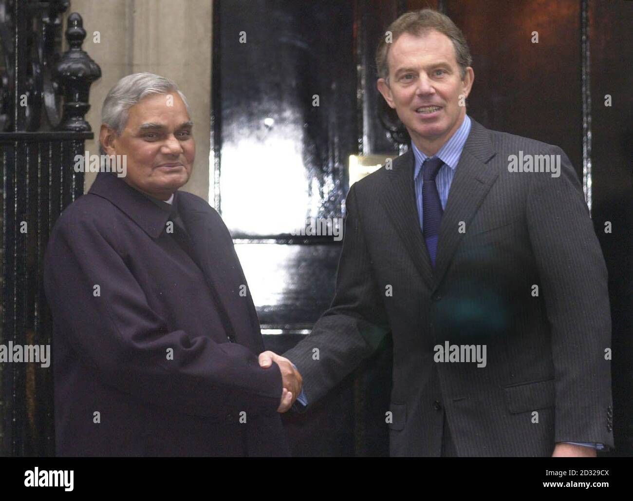 Tony Blair (R) begrüßt den indischen Premierminister Atul-Behari Vajpayee in der Downing Street 10. Der britische Premierminister hielt mittags Gespräche mit Herrn Vajpayee, dessen Regierung die Koalition unterstützt hat. *... nach Gesprächen, die Herr Blair letzte Woche mit dem pakistanischen Präsidenten Pervez Musharraf geführt hat. In einer späteren Rede in London sollte Blair argumentieren, dass die aktuelle Kampagne zeigt, dass die internationale Gemeinschaft mobilisiert werden kann, um schwierige Probleme auf der ganzen Welt zu lösen. Stockfoto