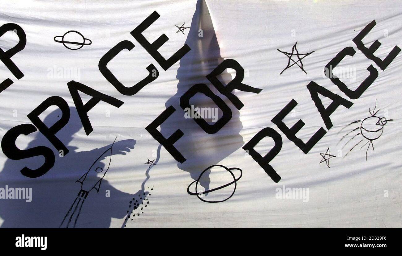 Demonstranten halten Banner in der Nähe des Dynamic Earth Center in Edinburgh auf, um gegen die Militarisierung des Weltraums zu demonstrieren, während sich die europäischen Minister in Edinburgh zu einer ministerratssitzung der Europäischen Weltraumorganisation treffen. * .... Großbritannien wird keine Astronauten ausbilden oder zu bemannten Weltraummissionen beitragen, selbst wenn dies es von seinen europäischen Nachbarn unterscheidet, wurde Wissenschaftsminister Lord Sainsbury erwartet, auf der Konferenz zu sagen. Aber Großbritannien wird immer noch an der Spitze der Weltraumforschung mit anspruchsvollen Roboter-Handwerk wie Beagle II.. Stockfoto