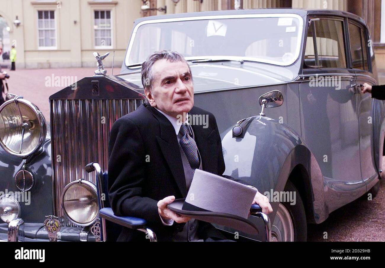 Comicschauspieler und Musiker Dudley Moore, der 1935 in Dagenham Essex geboren wurde, nachdem er seinen CBE vom Prince of Wales im Buckingham Palace erhalten hatte. Dudley lebt derzeit mit Freunden in New Jersey, USA und ist diese Woche nach London geflogen, um seine Investitur zu erhalten. * Moore leidet an einer seltenen Gehirnerkrankung namens Progressive Supranuklear Palsy (PSP). Stockfoto