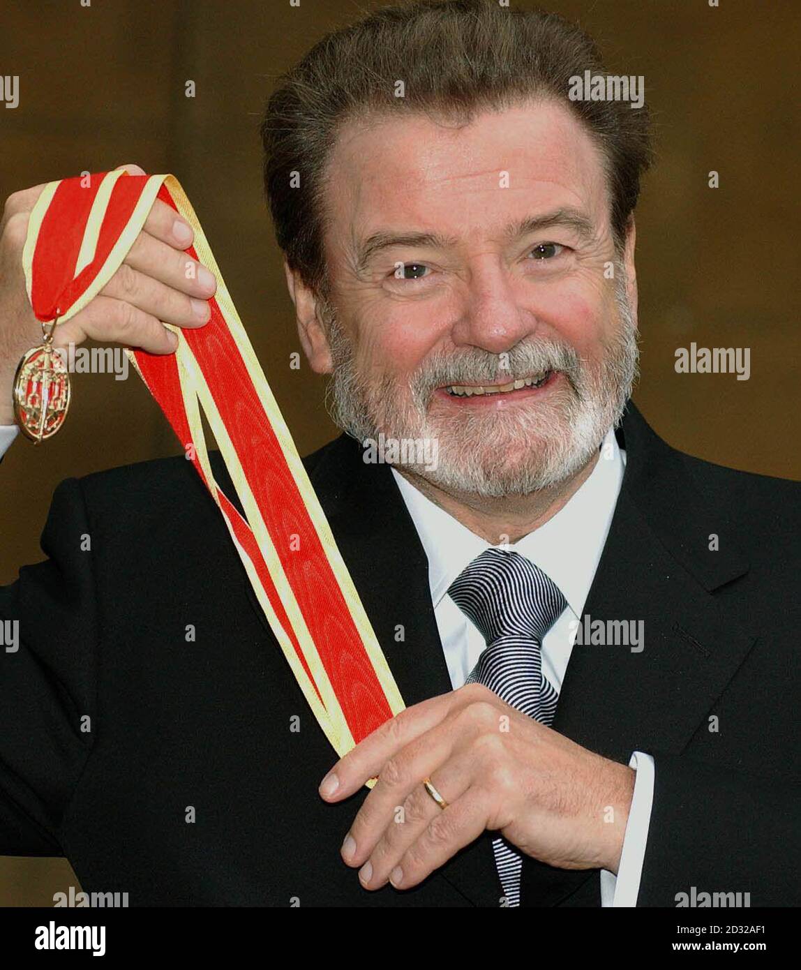 Flötenspieler Sir James Galway mit seinen Ehren, nachdem er seine Ritterschaft von der Queen im Buckingham Palace erhalten hatte. Stockfoto