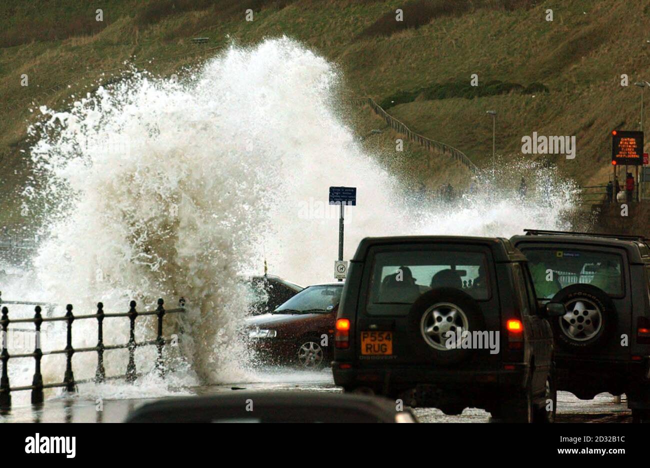 Die Autos sind in Wasser getaucht, während riesige Wellen auf dem Marine Drive in Scarborough, North Yorkshire, die Küste treffen, während schwere Stürme Nordengland fegen. * anderswo waren Tausende von Häusern ohne Strom, nachdem Sturmwind und winterliche Duschen Teile von Großbritannien und Nordirland heimsuchen. Winde von bis zu 85 km/h brachten Stromleitungen und Bäume in Schottland, während Schnee und Schneeregen die Fahrbedingungen erschwerten. Stockfoto
