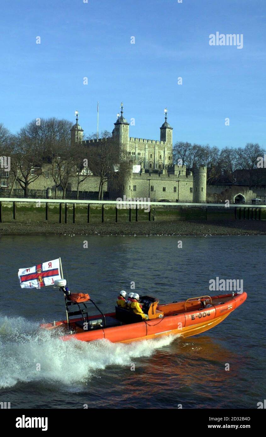 Ein Boot der Royal National Lifeboat Institution (RNLI) fährt entlang der Themse vor dem Tower of London in London. In London wurden vier Rettungsbootstationen in Betrieb genommen, die rund um die Uhr einen schnellen Reaktionsdienst für die Stadt bieten. *... Die Stationen befinden sich am Tower Pier, Chiswick Pier, Gravesend und Teddington. Stockfoto