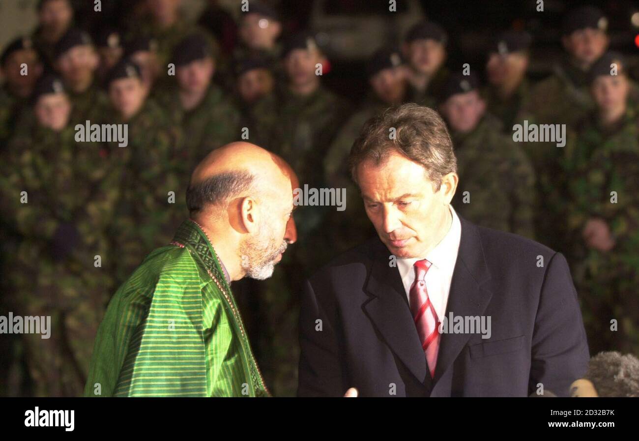 Der britische Premierminister Tony Blair spricht mit dem afghanischen Hamid Karza vor den Truppen der Internationalen Sicherheitskräfte bei seiner Ankunft auf der Bagram Airbase in der Nähe von Kabul. * Herr Blair, begleitet von seiner Frau Cherie, kam von RAF Hercules an, um der erste westliche Führer zu werden, der das vom Krieg zerrissene Land seit dem Sturz des Taliban-Regimes besucht. Später wurde er mit einigen der 500 britischen Truppen - hauptsächlich von den Royal Marines und dem 2. Bataillon Fallschirmjäger - getroffen, die in Afghanistan stationiert sind. Stockfoto