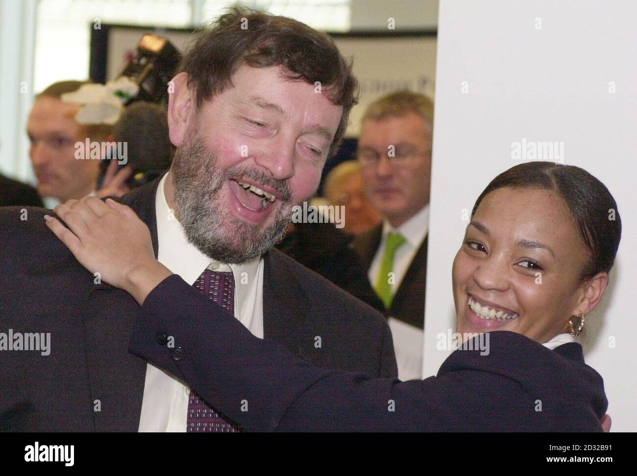 Innenminister David Blunkett teilt mit Rachel Hewitt, aus London, einen Witz bei der offiziellen Eröffnung des neuen Passport Office in Victoria im Zentrum von London. * das neue Gebäude ersetzt das Büro von Petty France, das nach 50 Jahren Dienst endlich seine Türen geschlossen hat. Stockfoto