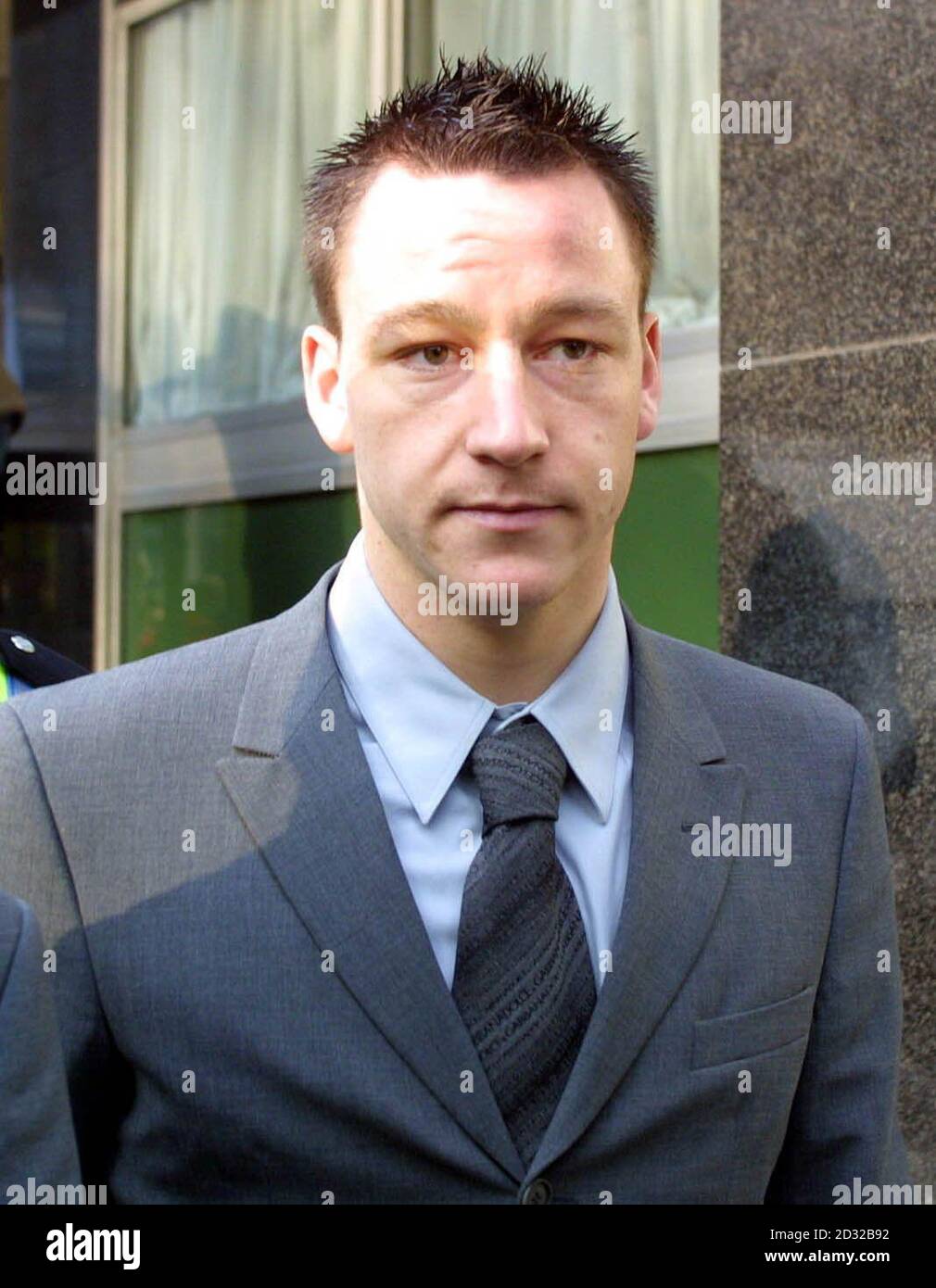 Der Chelsea-Fußballer John Terry, 21, verlässt das Horseferry Road Magistrate Court in London. Terry wird zusammen mit dem Wimbledon-Verteidiger Desmond Byrne, 20, und dem Chelsea-Kollegen Jody Morris, 23, angeklagt, nach einem angeblichen Vorfall * im Wellington Club der privaten Mitglieder im Zentrum von London am 04/01/2002 tatsächliche Körperverletzungen und Affray verursacht zu haben. Stockfoto