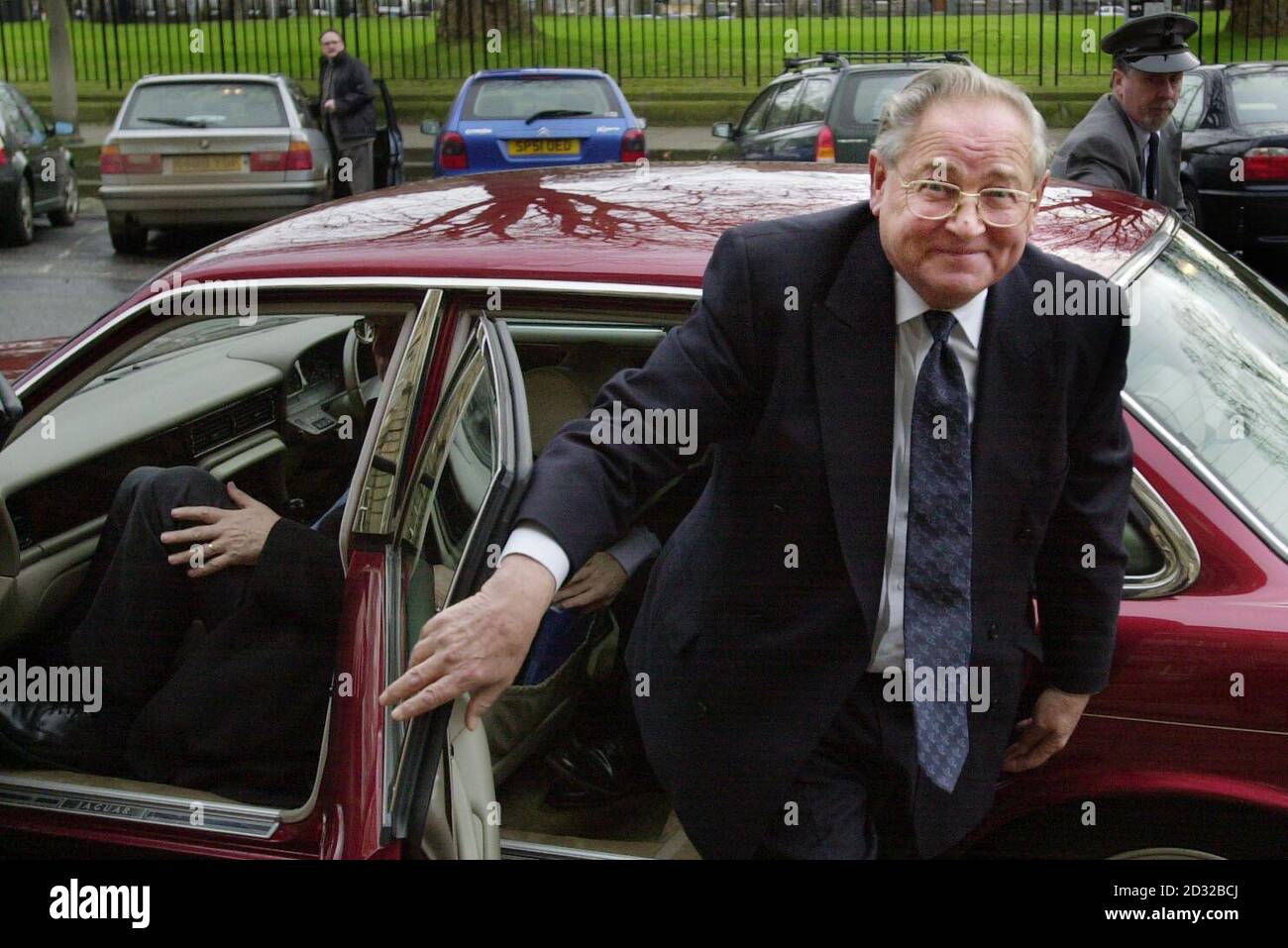 Der Gouverneur der Bank of England Edward George kommt zu seinem Treffen mit dem schottischen Ersten Minister Jack McConnell im Bute House in Edinburgh an.die beiden trafen zusammen, um eine Reihe von Fragen zu diskutieren, die die schottische Wirtschaft betreffen. Stockfoto