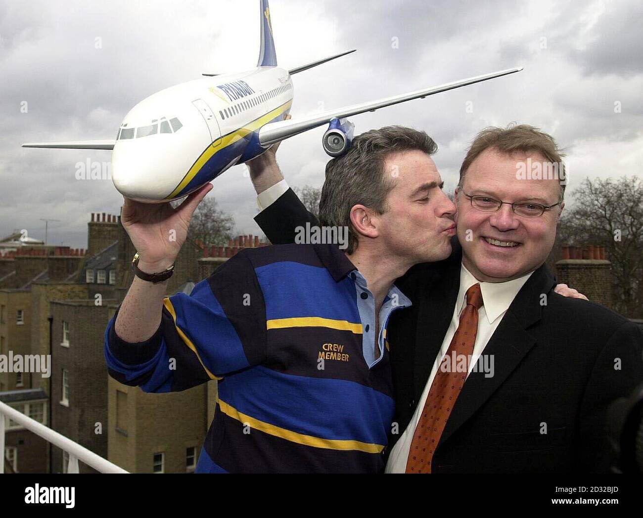 (Links) der Vorstandsvorsitzende von Ryanair Michael O'Leary hält ein Modell der Boeing 737-800, während er einen Kuss auf die Wange des Executive Vice President of Sales Toby Bright von Boeing auspflanzt. *die in Irland ansässige Billigfluggesellschaft Ryanair gab heute bekannt, dass sie 100 Boeing 737 kaufen werde, mit einer Option für 50 weitere, wobei die erste in diesem Jahr und die letzte im Jahr 2010 ausgeliefert werden. Ryanair, das sich zusammen mit anderen Billigfluggesellschaften in Großbritannien den düsteren Prognosen für die Zeit nach dem 11. September im Luftfahrtsektor widersetzt hat, sagte, dass es insgesamt 6.5 Milliarden (279,5 Milliarden) für insgesamt 150 neue Flugzeuge ausgeben würde. Stockfoto