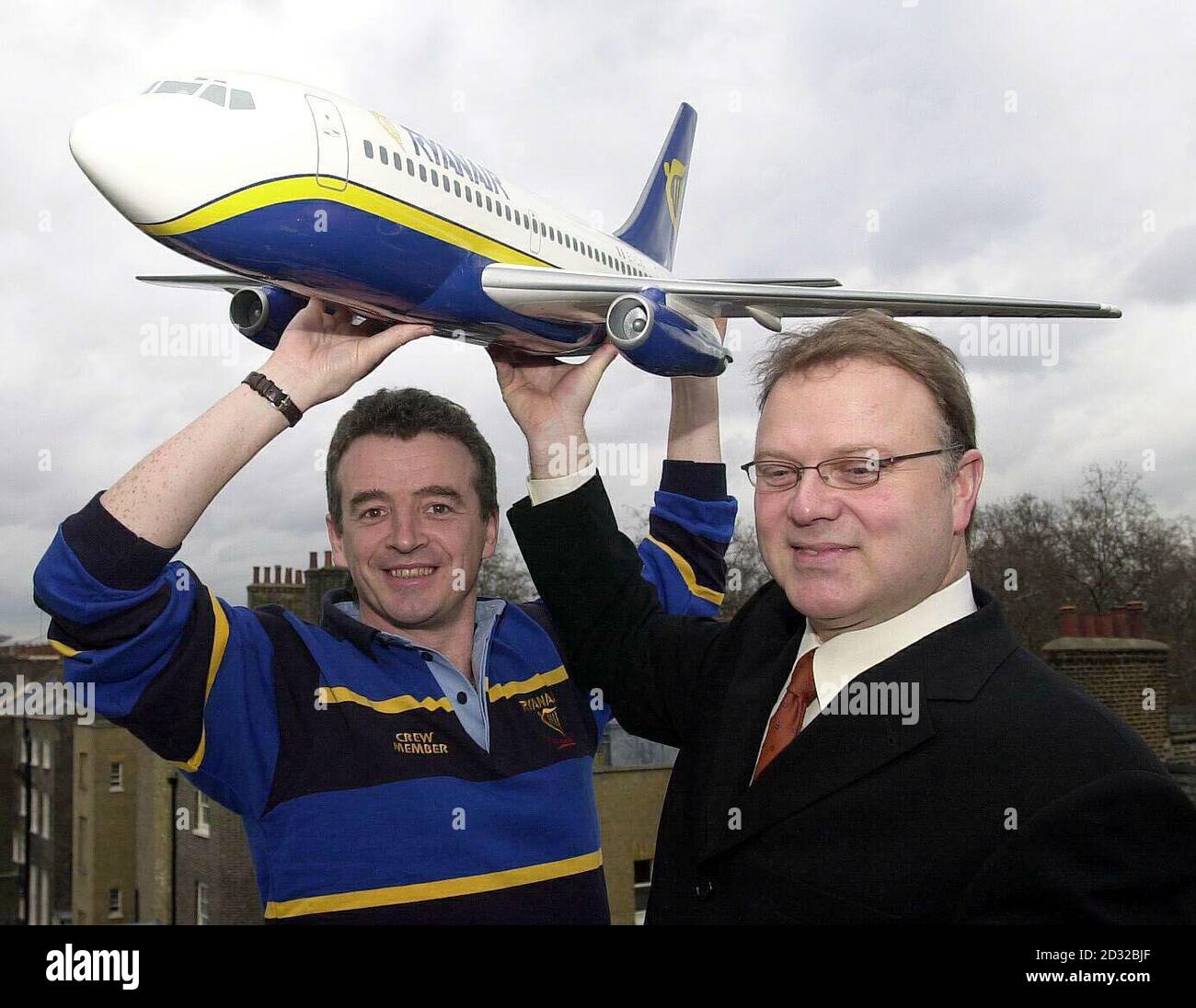 (Links) Chief Executive von Ryanair Michael O'Leary hält ein Modell der Boeing 737-800 mit Boeing Executive Vice President of Sales Toby Bright. *die in Irland ansässige Low-Cost-Fluggesellschaft Ryanair gab heute bekannt, dass sie 100 Boeing 737 kaufen würde, mit einer Option für 50 weitere, wobei die erste in diesem Jahr und die letzte im Jahr 2010 ausgeliefert werden. Ryanair, die zusammen mit anderen Billigfluggesellschaften in Großbritannien den düsteren Prognosen für die Zeit nach dem 11. September im Luftfahrtsektor trotzte, sagte, dass sie insgesamt 6.5 Milliarden (9.5 Milliarden Dollar) für insgesamt 150 neue Flugzeuge ausgeben würde. Stockfoto