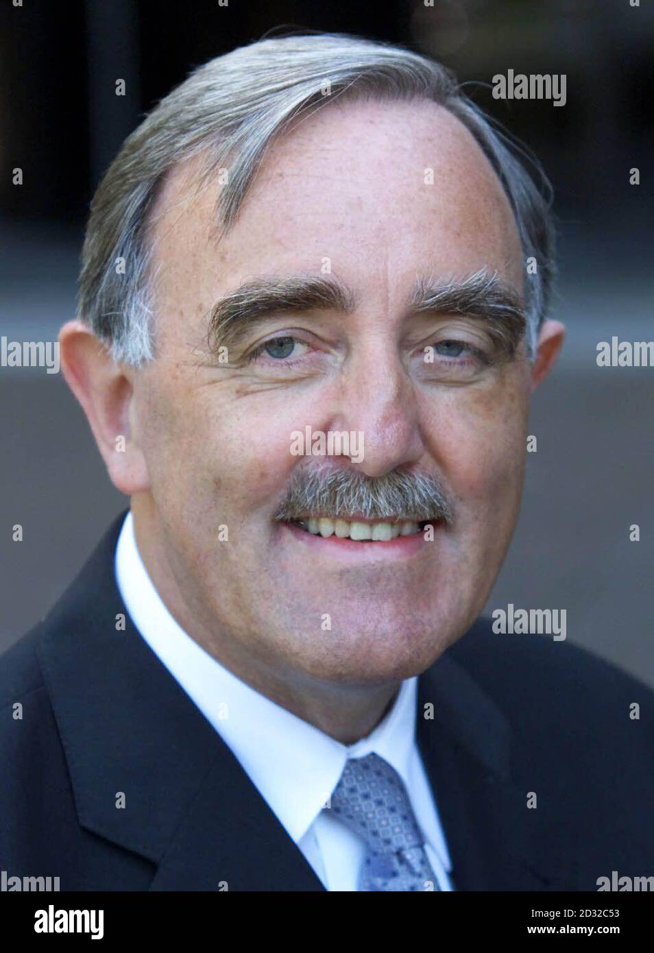 Michael Buckley, der Vorstandsvorsitzende von Irlands größter Bank, Allied Irish, hat bei seiner wichtigsten amerikanischen Tochtergesellschaft ein millionenschweres Euroford aufgedeckt. * die Affäre konzentriert sich auf einen einzigen Händler in der Devisenabteilung der AIB Allfirst Financial Inc, einer der 50 größten Banken in den Vereinigten Staaten, und umfasst mehr als 860 Millionen Euro (750 Millionen Euro). Die in der Affäre verstrickte Person, die ihren Sitz im Hauptquartier von Allfirst in Baltimore, Maryland, hat inzwischen ihre Stelle verloren und eine Reihe anderer leitender Führungskräfte der amerikanischen Bank wurden bis zur Untersuchung suspendiert Stockfoto