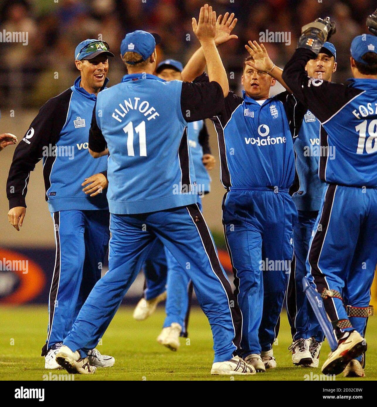 Englands Darren Gough (in der Mitte) wird von Teamkollege Andrew Flintoff gratuliert, nachdem er das Wicket von Neuseelands Chris Harris während des ersten eintägigen internationalen gegen Neuseeland im Jade Stadium, Christchurch, Neuseeland, gewonnen hat. Stockfoto