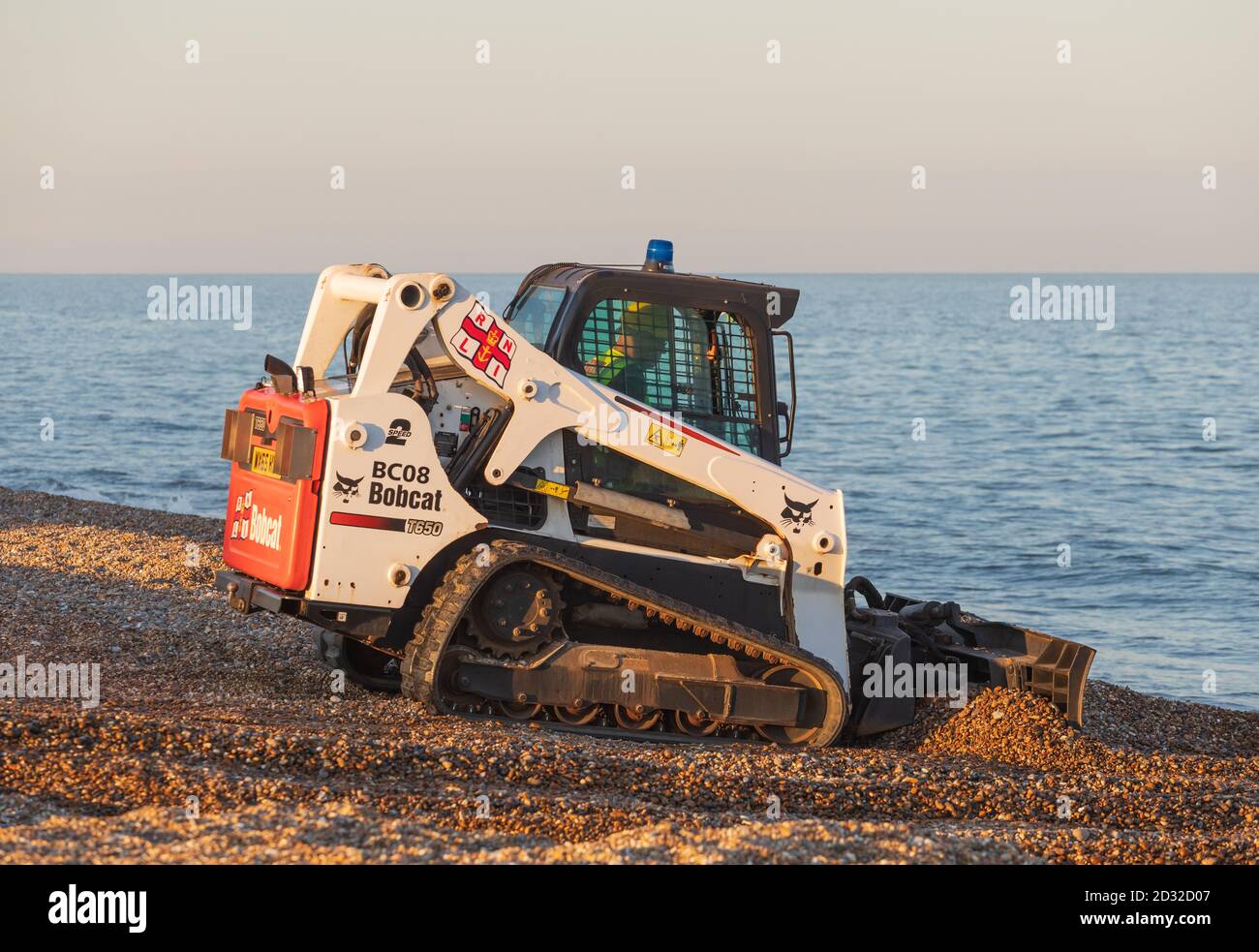 Bobcat Compact Track Loader Moving Shingle am Strand von Aldeburgh in Vorbereitung auf einen Rettungsbootstart. Stockfoto