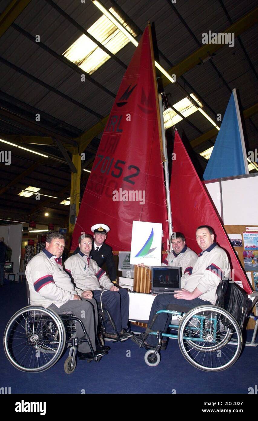 Aktivisten der Sailforce, die von der Irish Disabled Sailing Association gegründet wurde, auf der 2002 in Dublin eröffneten Boat Show. Sie schärfen das Bewusstsein für das Segeln als lebensfähige Sportart für Behinderte. * (L-R) John Twomey, para Olympic Seemann in der Sonar-Klasse; Kevin Downing, Mitglied des irischen Marineservice, der das Projekt unterstützte, Paul McCarthy para Olympic Seemann in der Sonar-Klasse und Michael Field. Alle behinderten Männer sind Mitglieder des Kinsale Yacht Club. Stockfoto