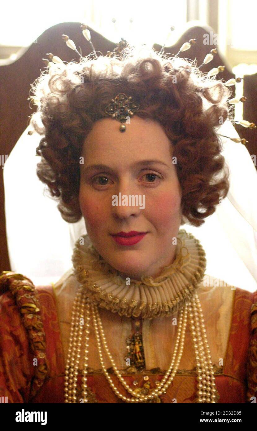 Samantha Doty, gekleidet als Königin Elizabeth I, hilft bei der Einführung des Programms „Royal Heritage“ von English Heritage in Charterhouse, einem ehemaligen Kartäuserpriorat in der City of London. * ... English Heritage feiert das Goldene Jubilee-Jahr von Königin Elizabeth II mit einem landesweiten Programm von über 600 Veranstaltungen, das im Jahr 2002 mehr als 10 Millionen Besucher in seine historischen Anwesen ziehen soll. Stockfoto